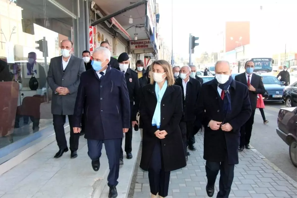 Nevşehir Valisi kendisi ile fotoğraf çekinmek isteyen çocuğun annesi ile görüntülü konuştu