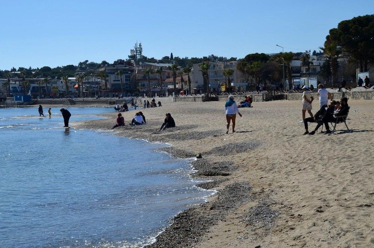 Normalleşmenin başladığı Didim'de sahil keyfi