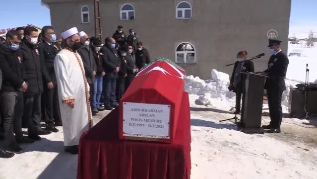 Silahının ateş alması sonucu hayatını kaybeden polis memurunun cenazesi toprağa verildi