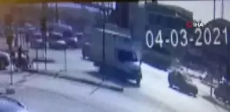 Tomruk yüklü tır kamyoneti böyle biçti- Hafif ticari araç ile tomruk yüklü tır çarpıştı: 2 yaralı- Kırmızı ışıkta geçmeye çalışan kamyonet tırın...