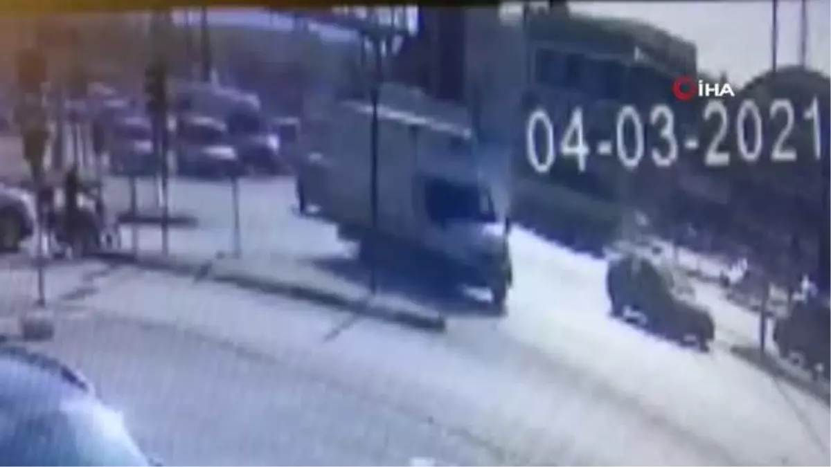 Tomruk yüklü tır kamyoneti böyle biçti- Hafif ticari araç ile tomruk yüklü tır çarpıştı: 2 yaralı- Kırmızı ışıkta geçmeye çalışan kamyonet tırın...