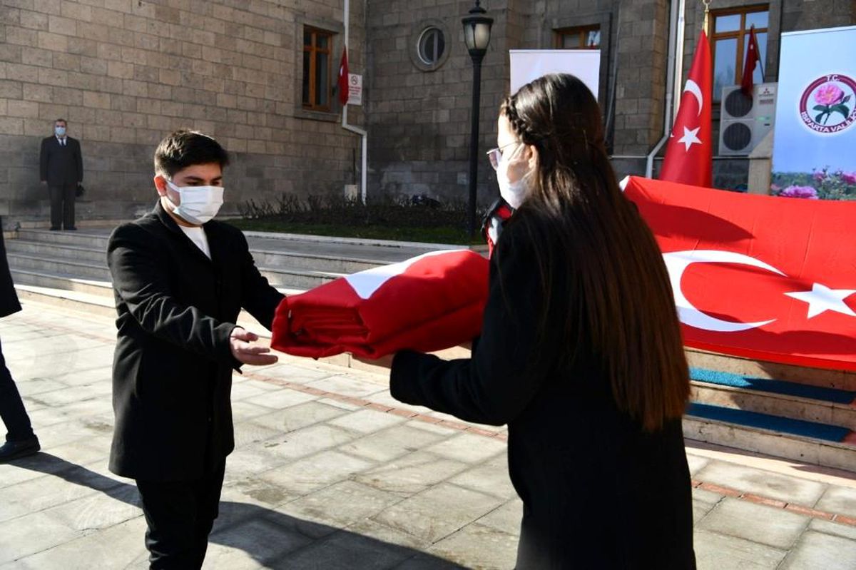 18 Mart\'ta Çanakkale\'de göndere çekilecek Türk Bayrağı Isparta\'ya ulaştı