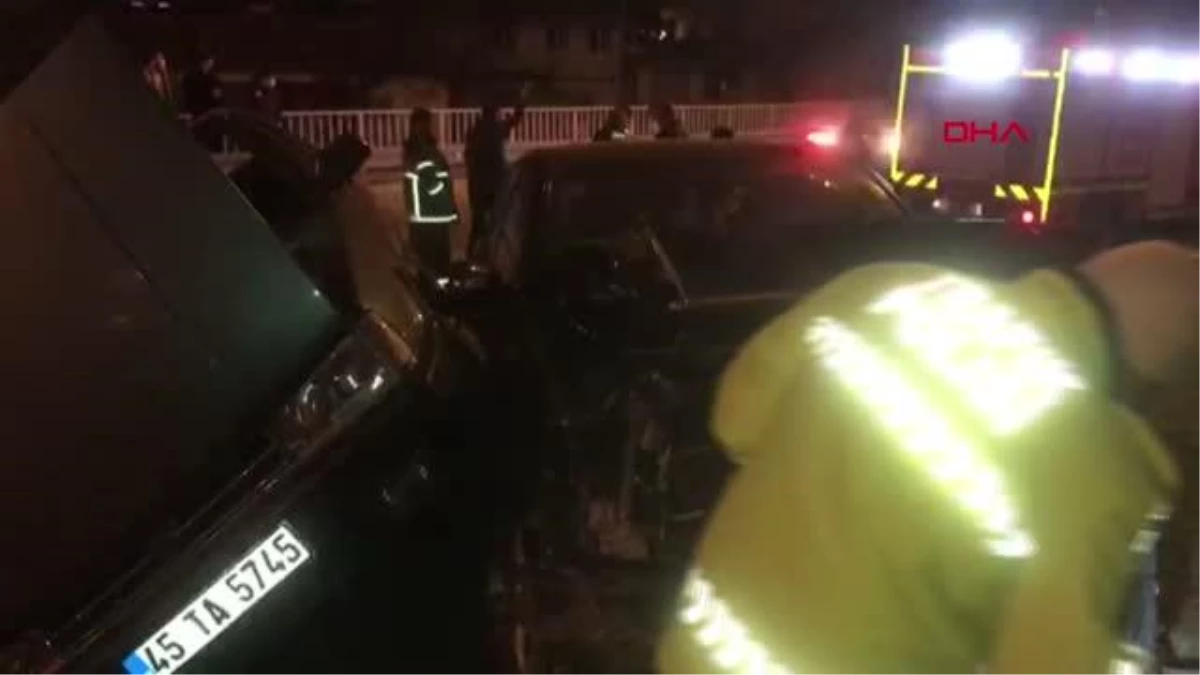 AFYONKARAHİSAR Dinar\'da 3 aracın karıştığı zincirleme kaza 5 yaralı