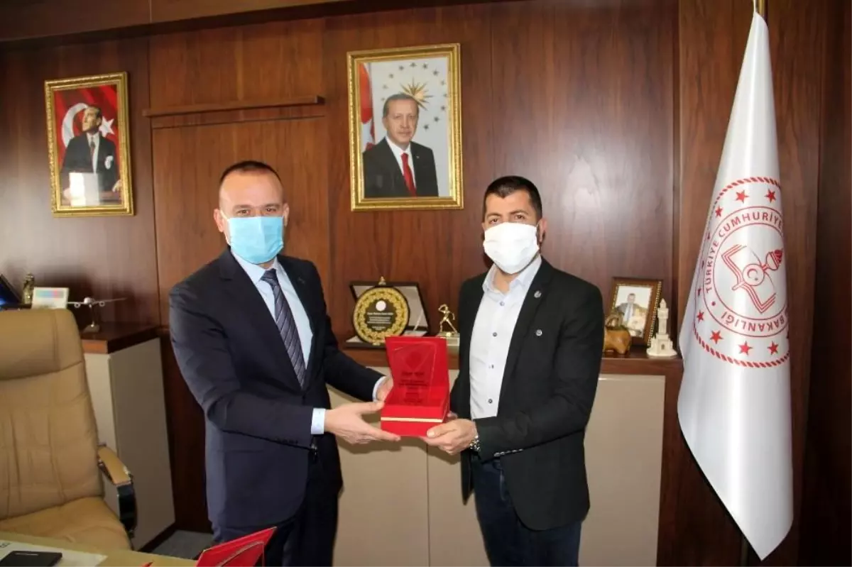 Ağrı Milli Eğitim Müdürü Tekin\'den Yeşilay Ağrı Şubesine teşekkür plaketi