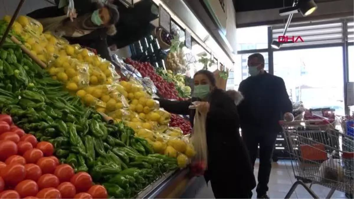 Aksaray\'da manav ve marketlerde sokağa çıkma kısıtlaması öncesi hareketlilik başladı