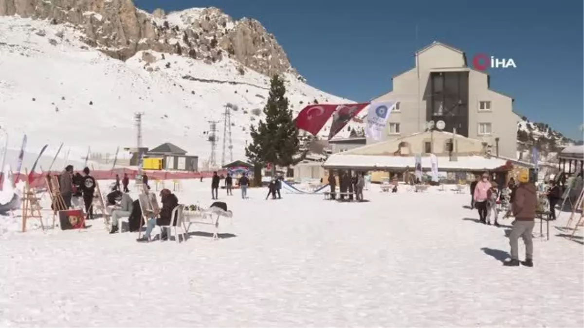 Antalya\'nın zirvesinde kar üzerinde resim yaptılar