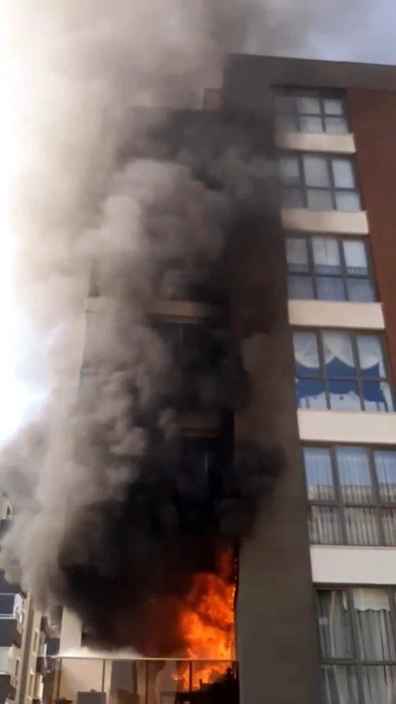 Apartmanda çıkan yangında dumanlar binayı sararken, altında bulunan kafedeki vatandaşlar korku dolu anlar yaşadı