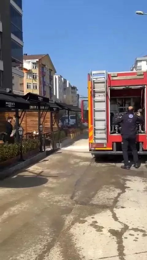 Apartmanda çıkan yangında dumanlar binayı sararken, altında bulunan kafedeki vatandaşlar korku dolu anlar yaşadı