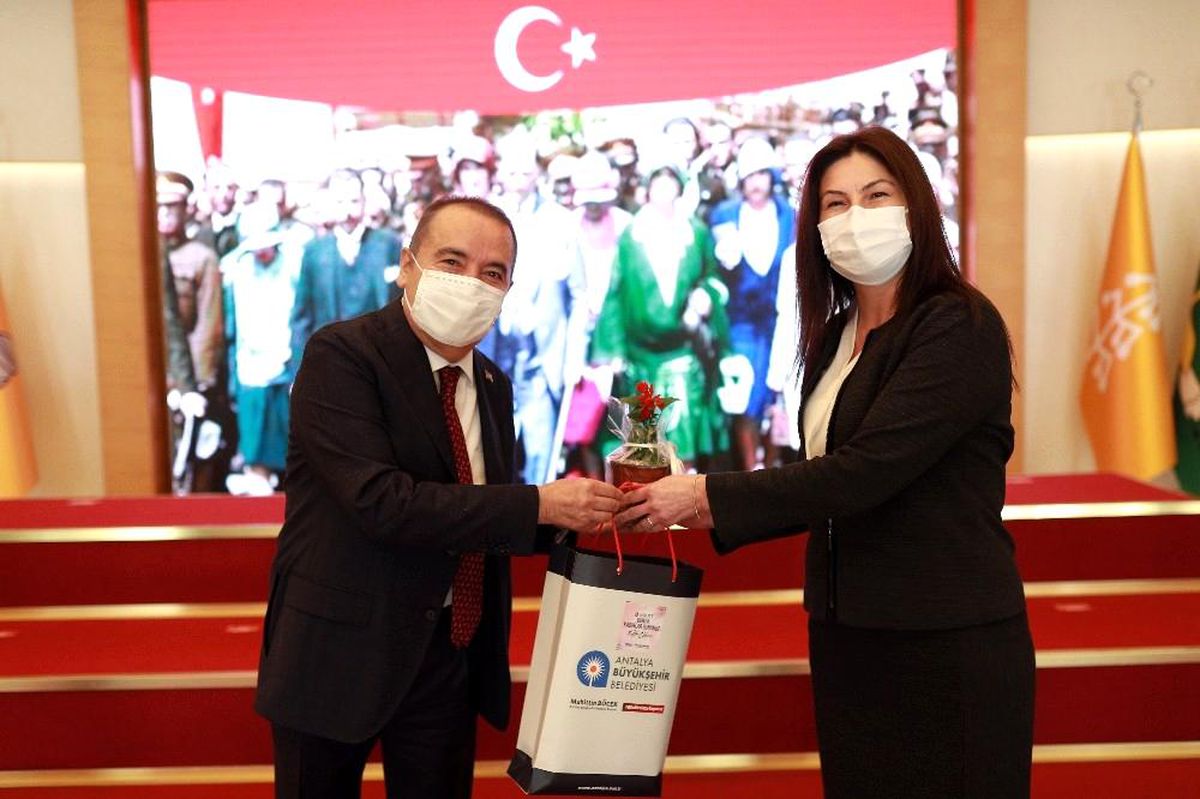 Başkan Böcek\'ten kadın personele çiçekli kutlama