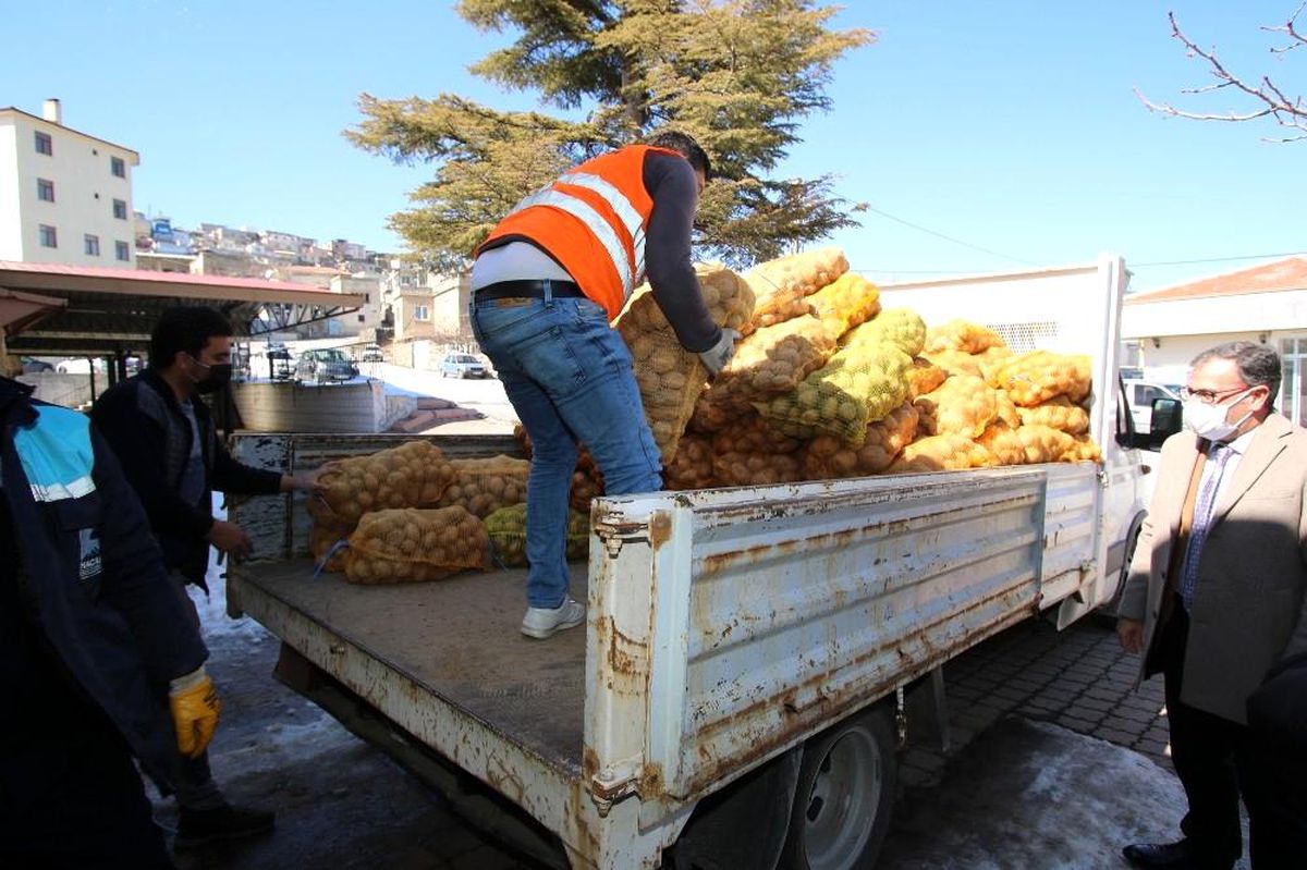 Hacılar Belediyesi ihtiyaç sahiplerine 50 ton patates dağıttı