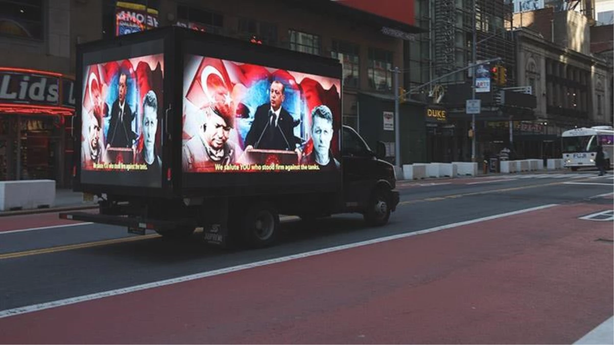 Cumhurbaşkanı Erdoğan\'ı hedef alan ilanlara karşı Times Meydanı\'nda 15 Temmuz\'u anlatan kamyonetler dolaştı