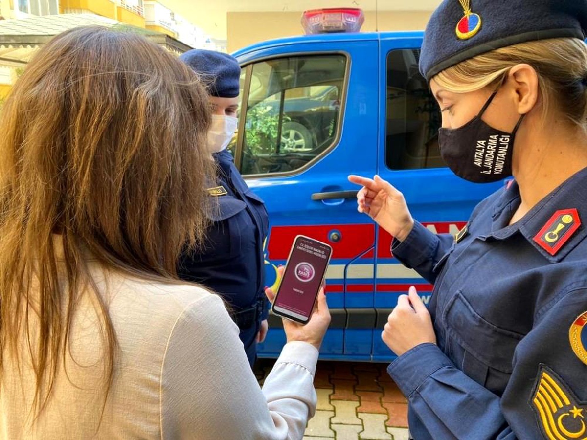 Jandarmadan çalışan ve koruma altında bulunan kadınlara anlamlı ziyaret