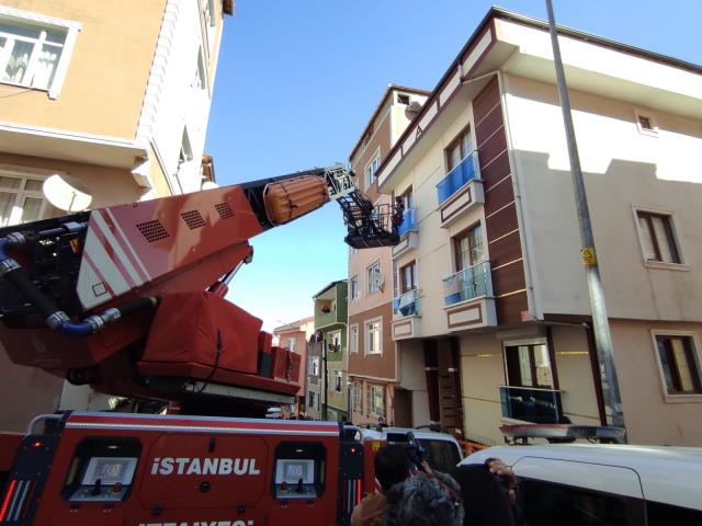 Kağıthane'de hareketli dakikalar! Eşini bıçaklayan koca, polis ikna etmeye çalışırken balkondan atladı