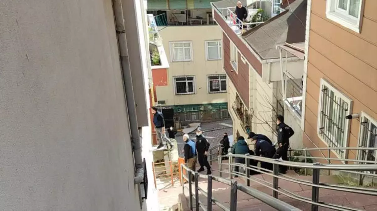 Kağıthane\'de hareketli dakikalar! Eşini bıçaklayan koca, polis ikna etmeye çalışırken balkondan atladı