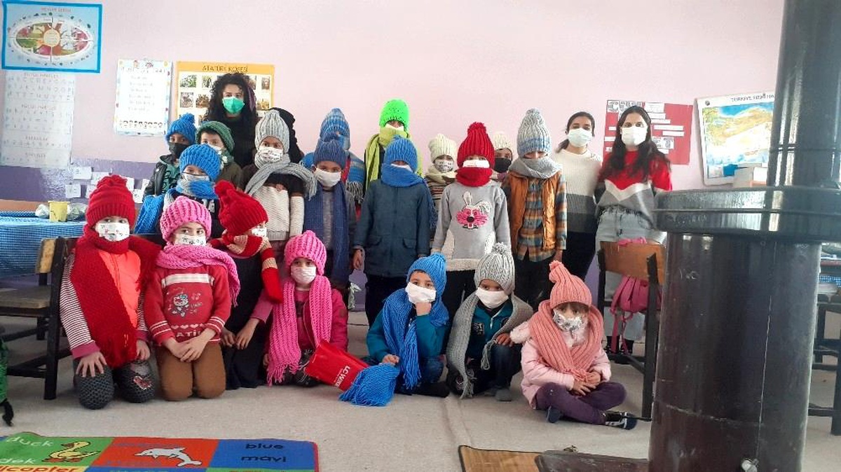 Öğretmenler elleriyle ördü, Türkiye\'nin en soğuk ilçesine gönderdi