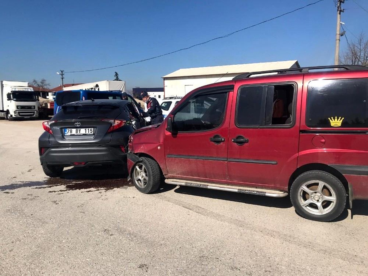 Otomobil ile hafif ticari aracın karıştığı kazada 1 kişi yaralandı