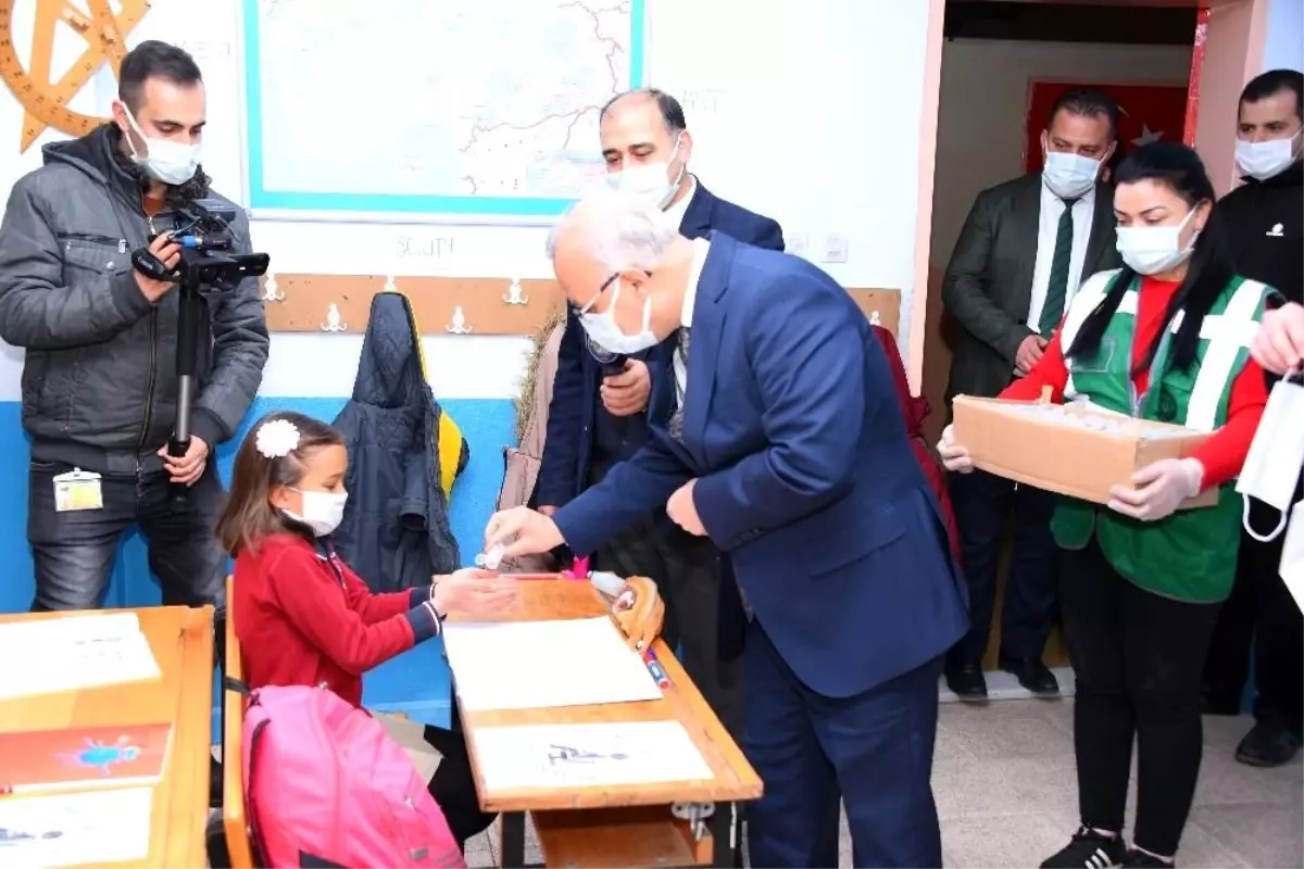 Salihli\'de 27 bin öğrenciye maske ve dezenfektan desteği