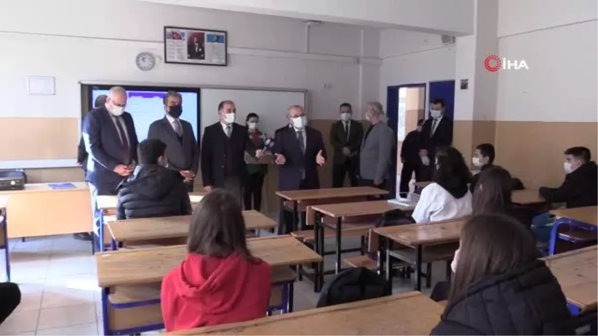 Salihli\'de 27 bin öğrenciye maske ve dezenfektan desteği