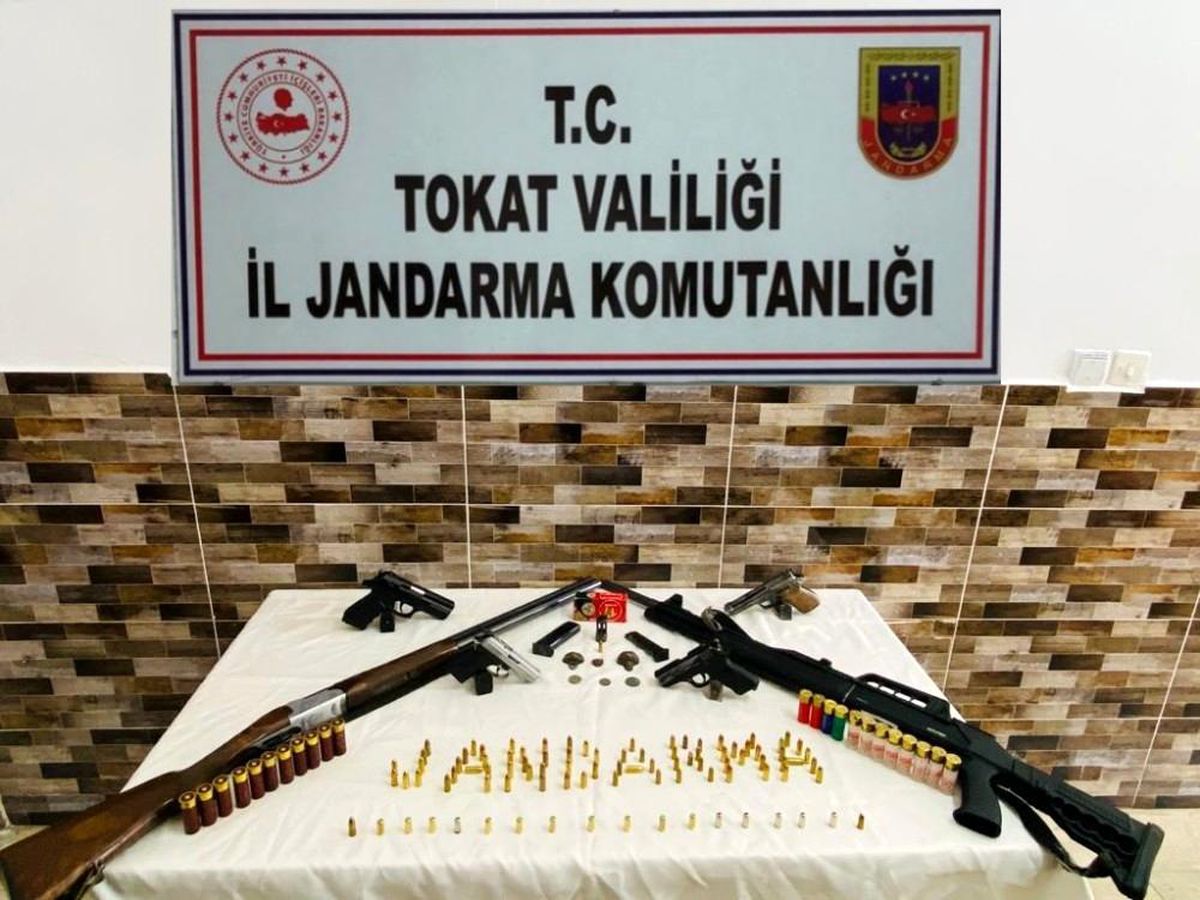 Silahları satamadan yakalandı