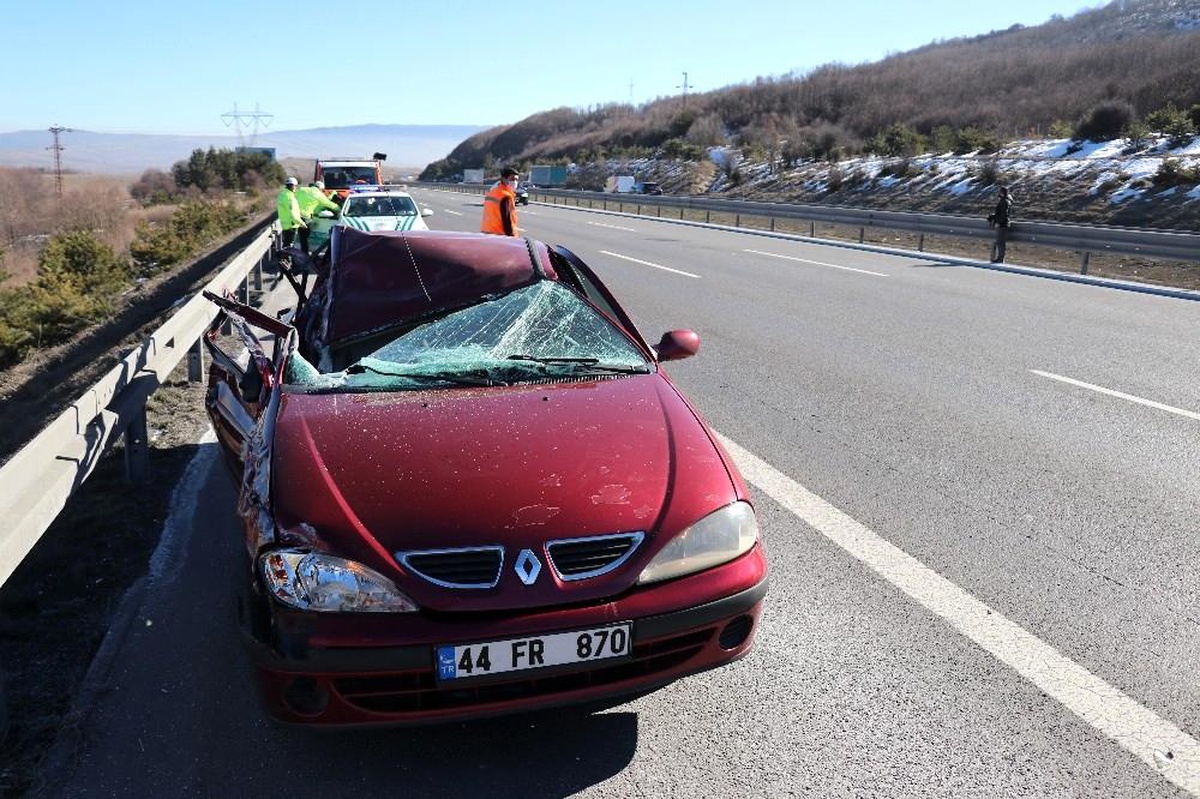 TEM\'de tıra çarpan otomobil hurdaya döndü: 1 yaralı