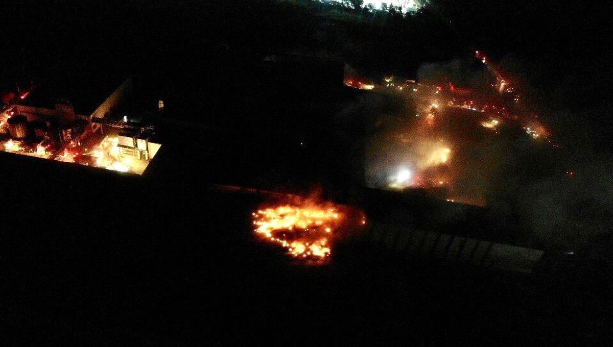 Tuzla\'da yangın çıkan fabrika havadan görüntülendi