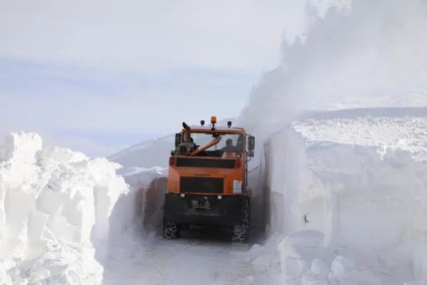 Başkale'de kar ulaşımı olumsuz etkiledi