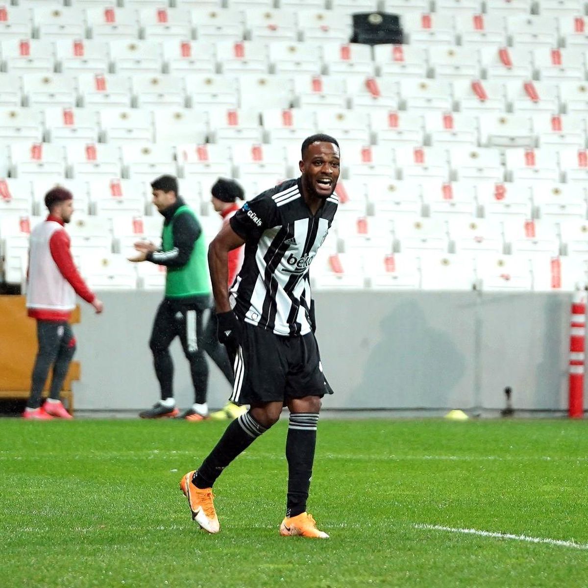 Aboubakar, Larin\'i geçti