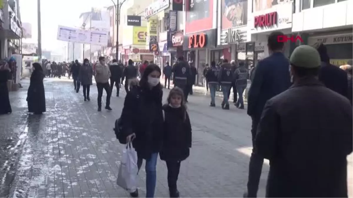 AĞRI Kısıtlamanın kalktığı Ağrı\'da vatandaşlar cadde ve sokaklara akın etti