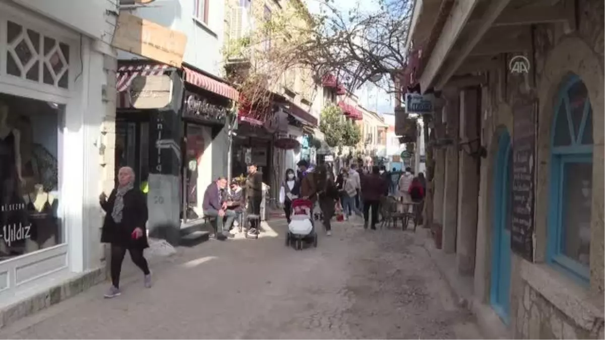 Ege\'deki turizm beldeleri, kısıtlamasız ilk cumartesiyi hareketli geçirdi