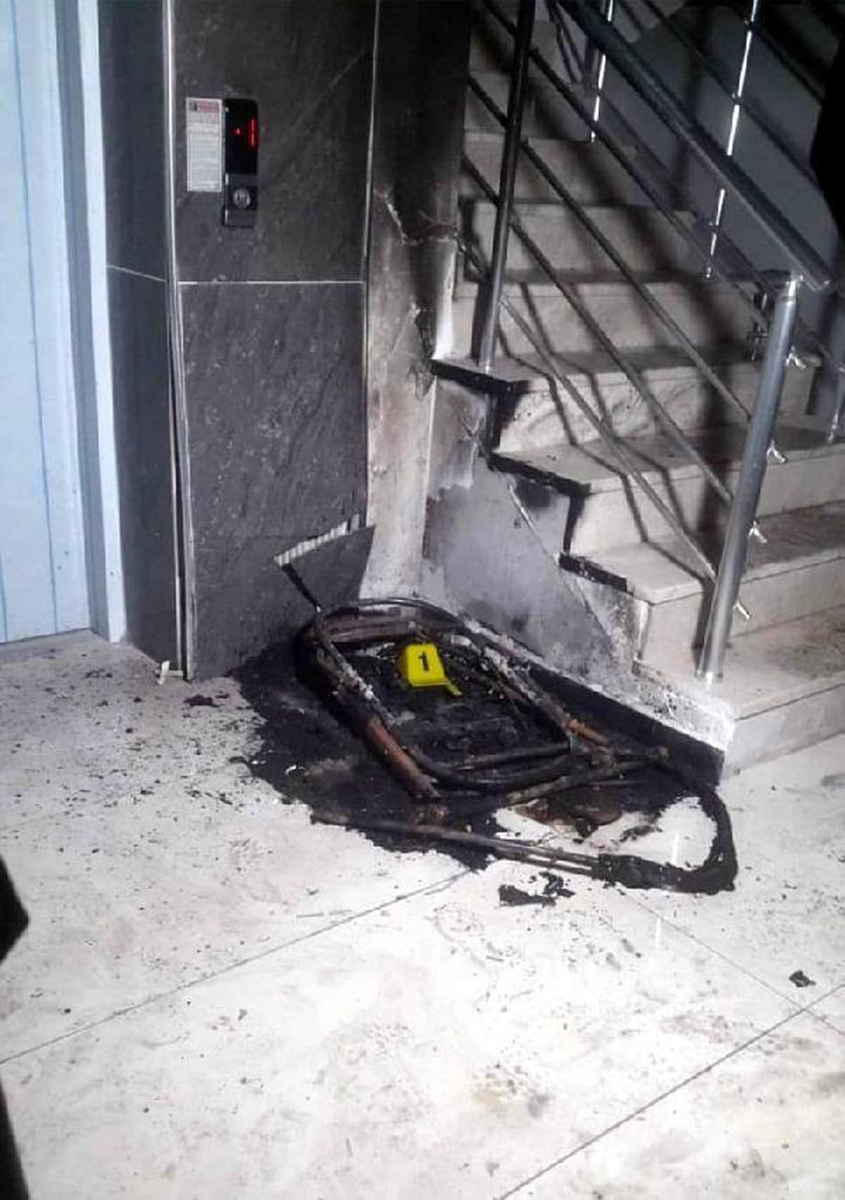 Apartmanlardaki bebek arabalarını yakan kişi yakalandı