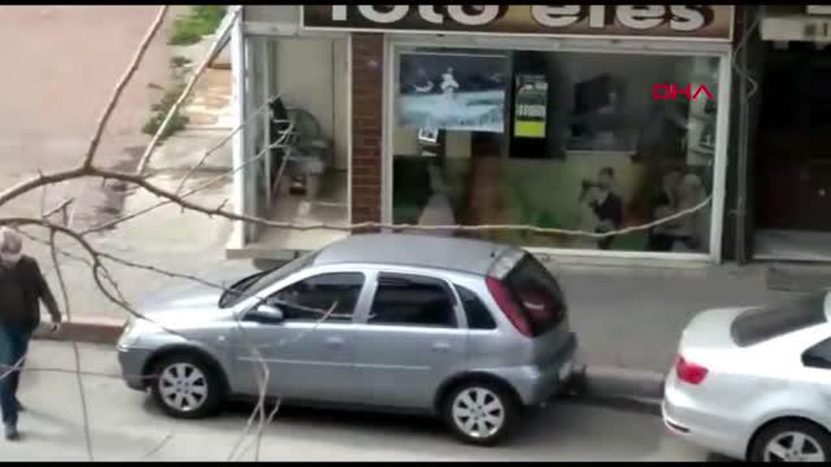 AYDIN Otomobilden atılan oyuncak tabanca polisi harekete geçirdi