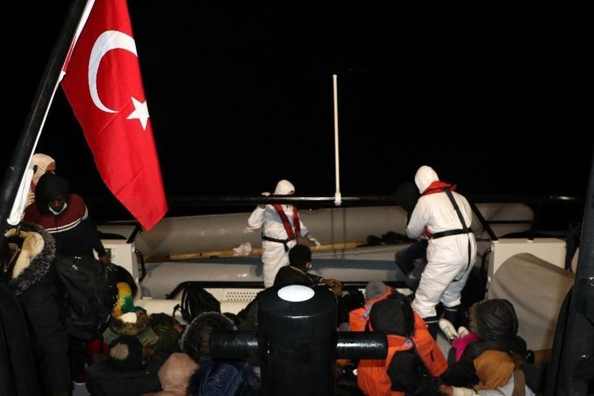 Ayvalık\'ta 36 göçmen botları batmak üzereyken kurtarıldı