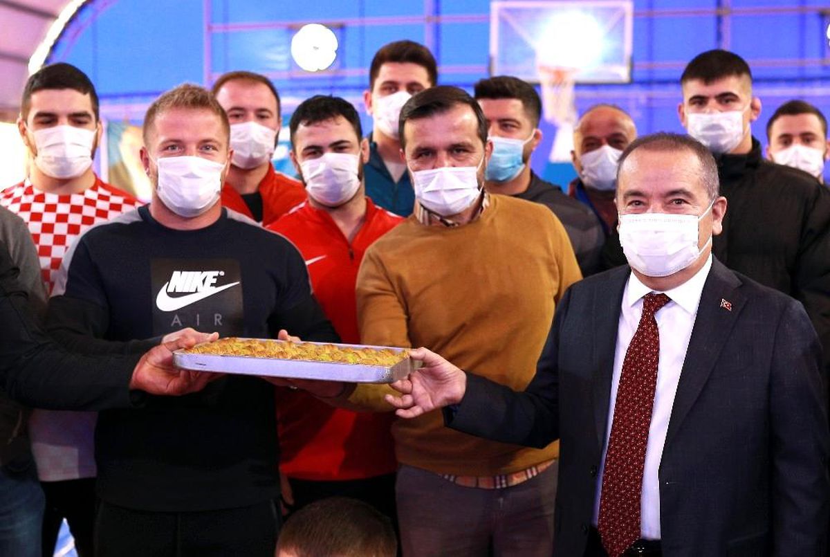 Başkan Böcek\'ten güreşçilere baklava ikramı
