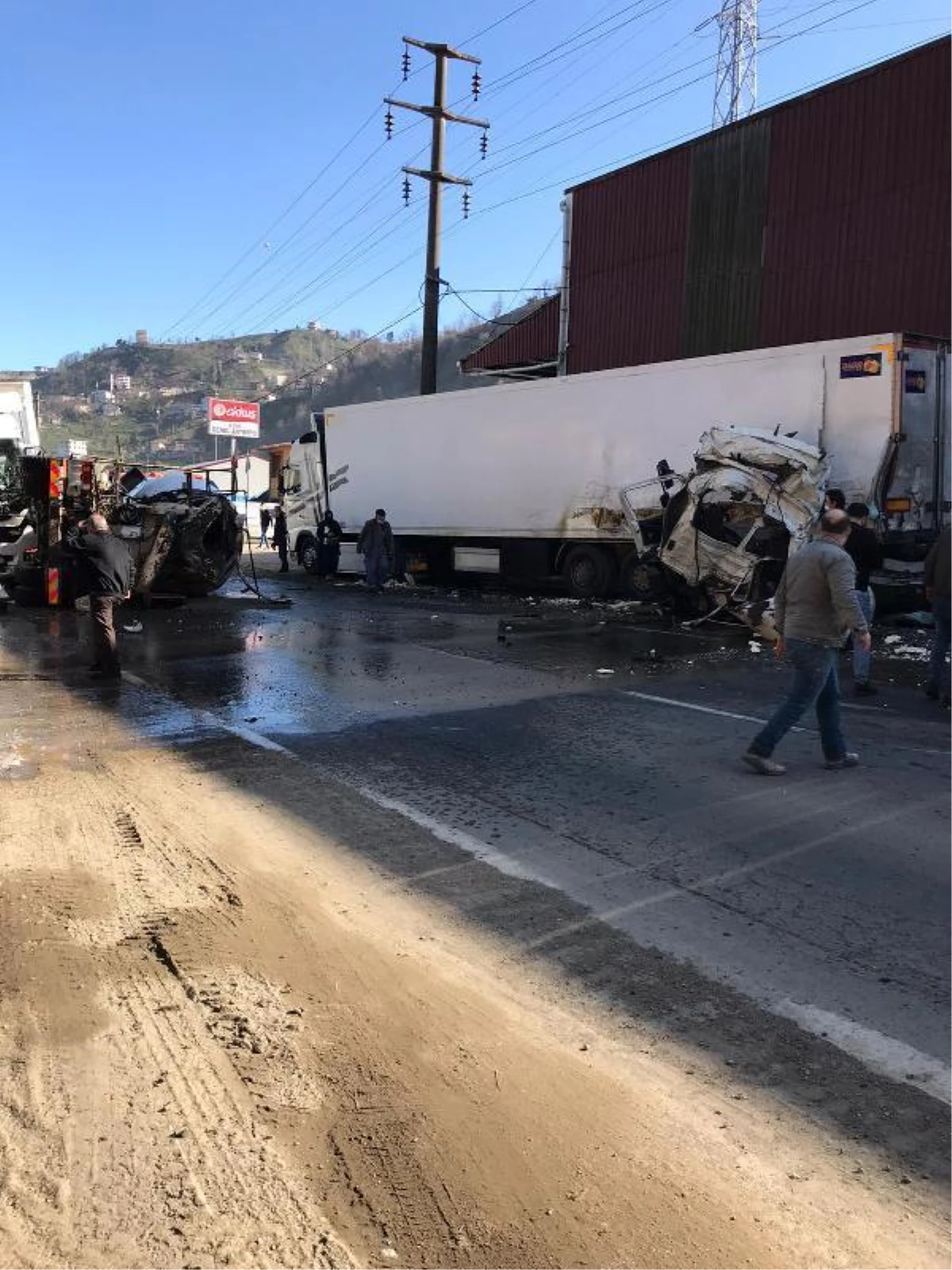 Son dakika haberleri! Beton mikseri devrilip TIR\'a çarptı: 1 ölü, 1 yaralı