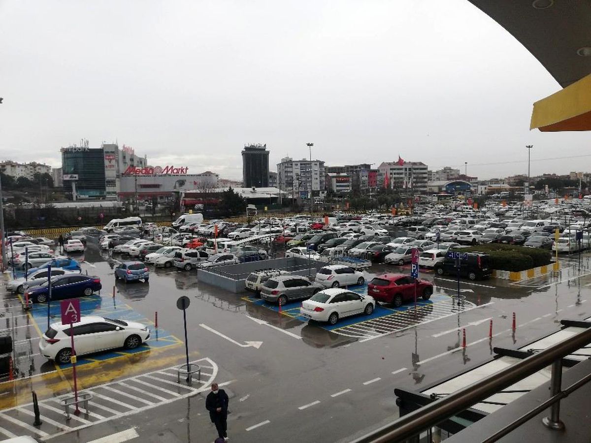 Bursa\'da AVM\'ler doldu taştı