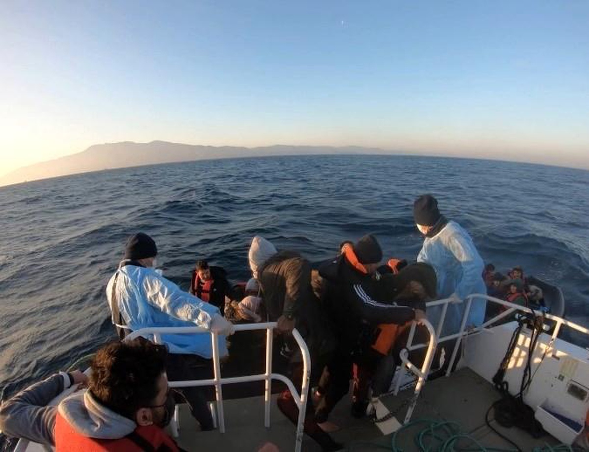 Çanakkale açıklarında 69 düzensiz göçmen kurtarıldı
