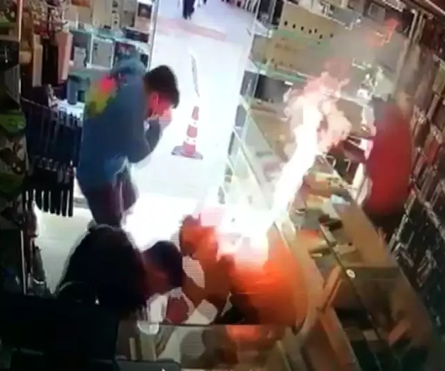 Cep telefonu bataryası bomba gibi patladı Cep telefonu bataryası bomba gibi patladı