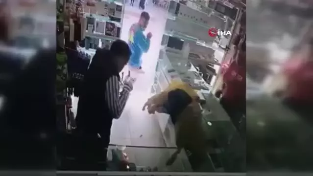 Cep telefonu bataryası bomba gibi patladı Cep telefonu bataryası bomba gibi patladı