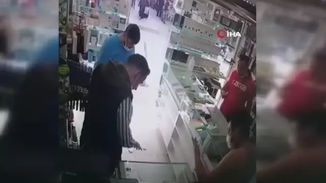 Cep telefonu bataryası bomba gibi patladı Cep telefonu bataryası bomba gibi patladı