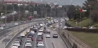 Cumartesi günü kısıtlamanın kalkmasıyla trafik yoğunluğu oluştu