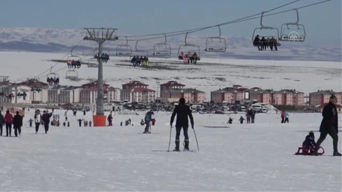 Doğu Anadolu\'daki kayak merkezlerinde hafta sonu yoğunluğu