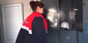 Elinin hamuru ile 12 tonluk beton mikseri kullanıyor