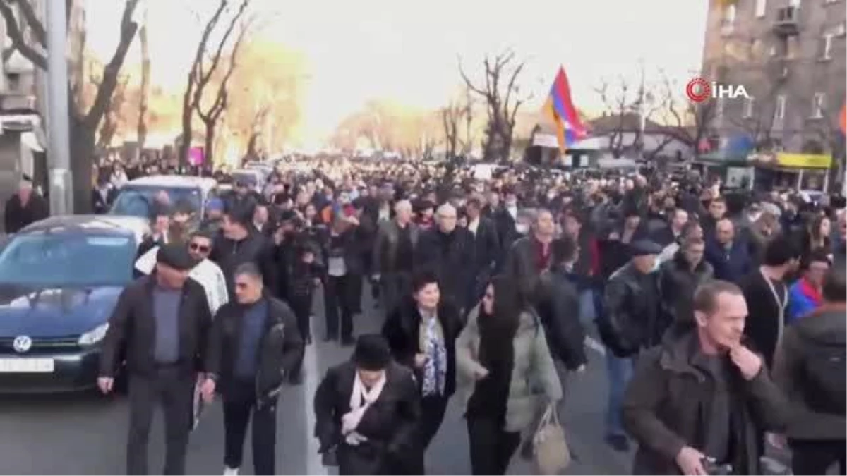 Ermenistan muhalefeti yeniden sokağa indiMuhalefetten Genelkurmay Başkanı Gasparyan\'a destek yürüyüşü