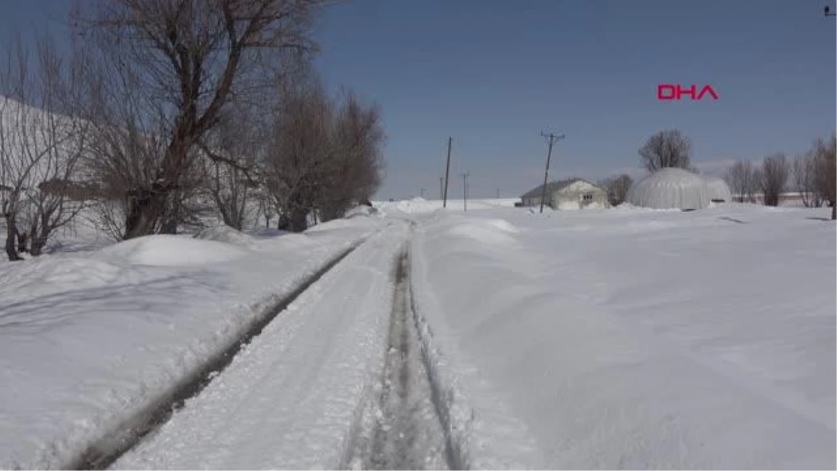 HAKKARİ Yüksekova\'da kar nedeniyle kapanan yerleşim yerlerinin yolları açılıyor