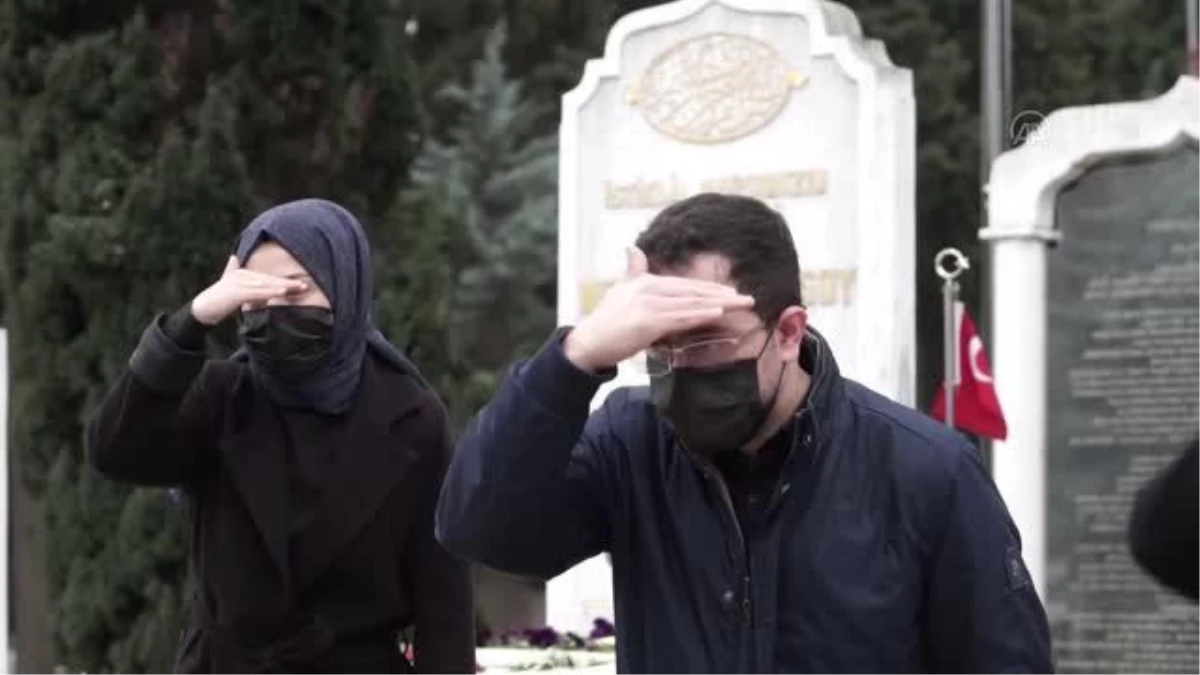 İşitme engelliler, Mehmet Akif Ersoy\'un kabri başında işaret diliyle İstiklal Marşı okudu