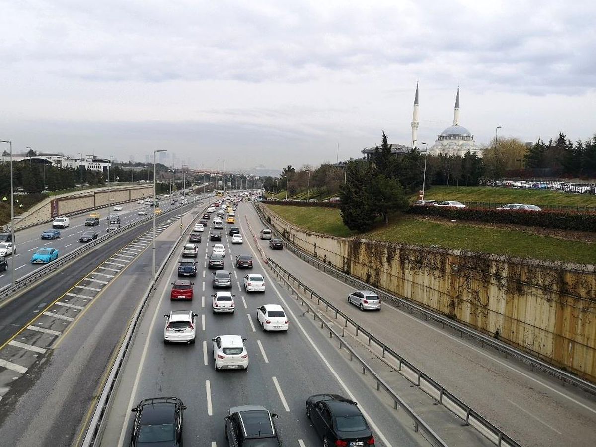 İstanbul\'da cumartesi günü kısıtlamanın kalkmasıyla trafik yoğunluğu oluştu