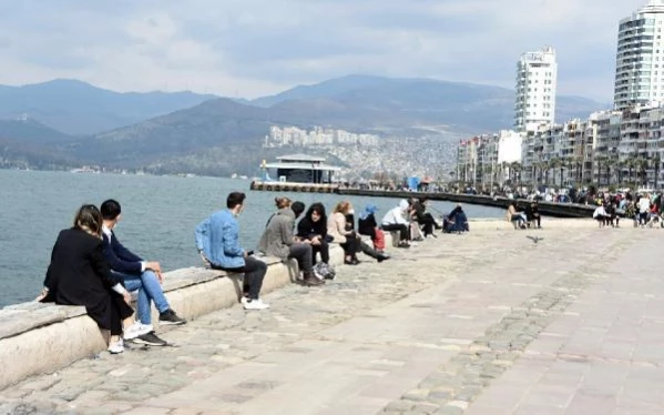 İZMİR İzmirliler kısıtlamasız ilk cumartesi günü Kordon'un keyfini çıkardı