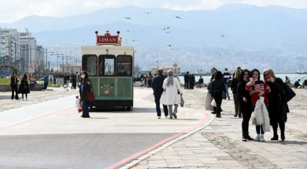 İZMİR İzmirliler kısıtlamasız ilk cumartesi günü Kordon'un keyfini çıkardı