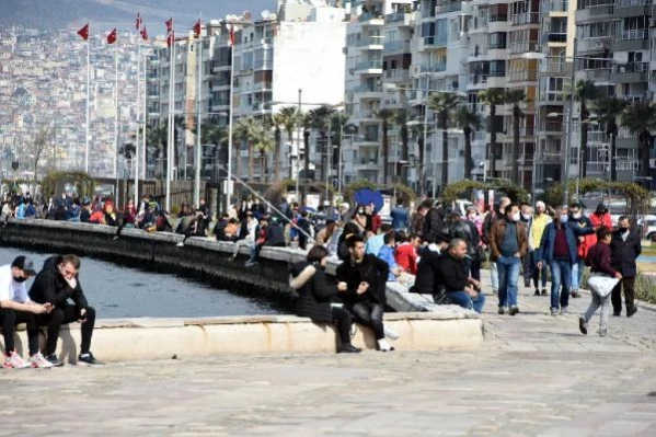 İZMİR İzmirliler kısıtlamasız ilk cumartesi günü Kordon'un keyfini çıkardı