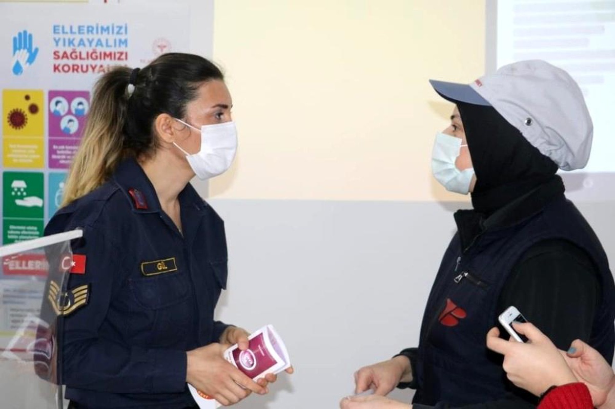 Jandarma, kadın çalışanlara KADES uygulamasını anlattı